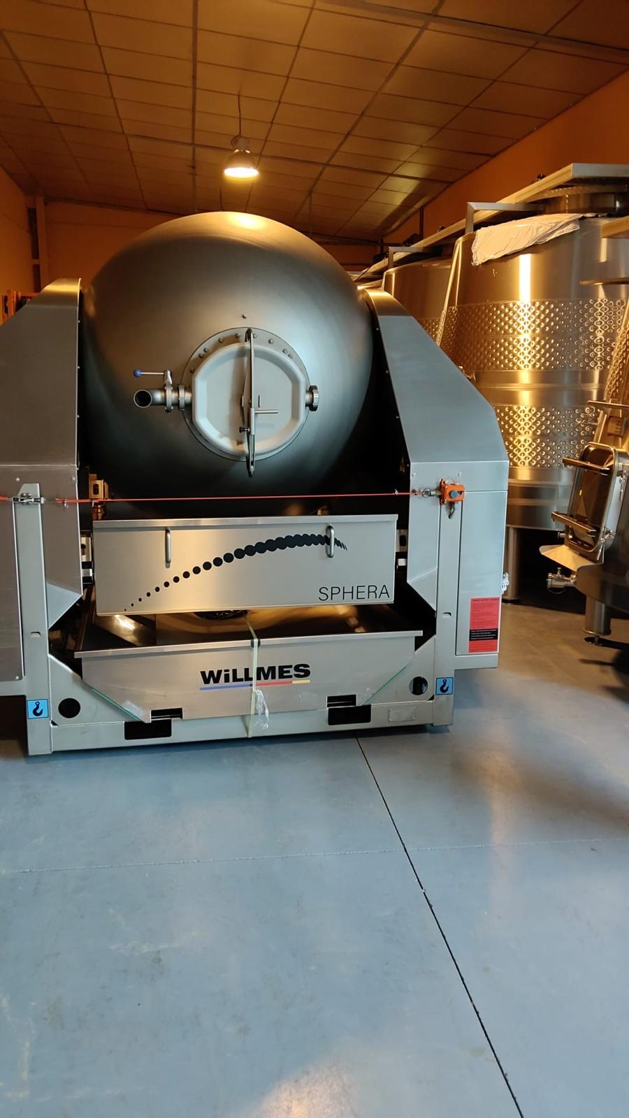 Prensa esférica Willmes Sphera instalada en la bodega, junto a los depósitos de inoxidable